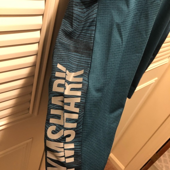 Gym shark shirt (never worn) - Picture 3 of 3